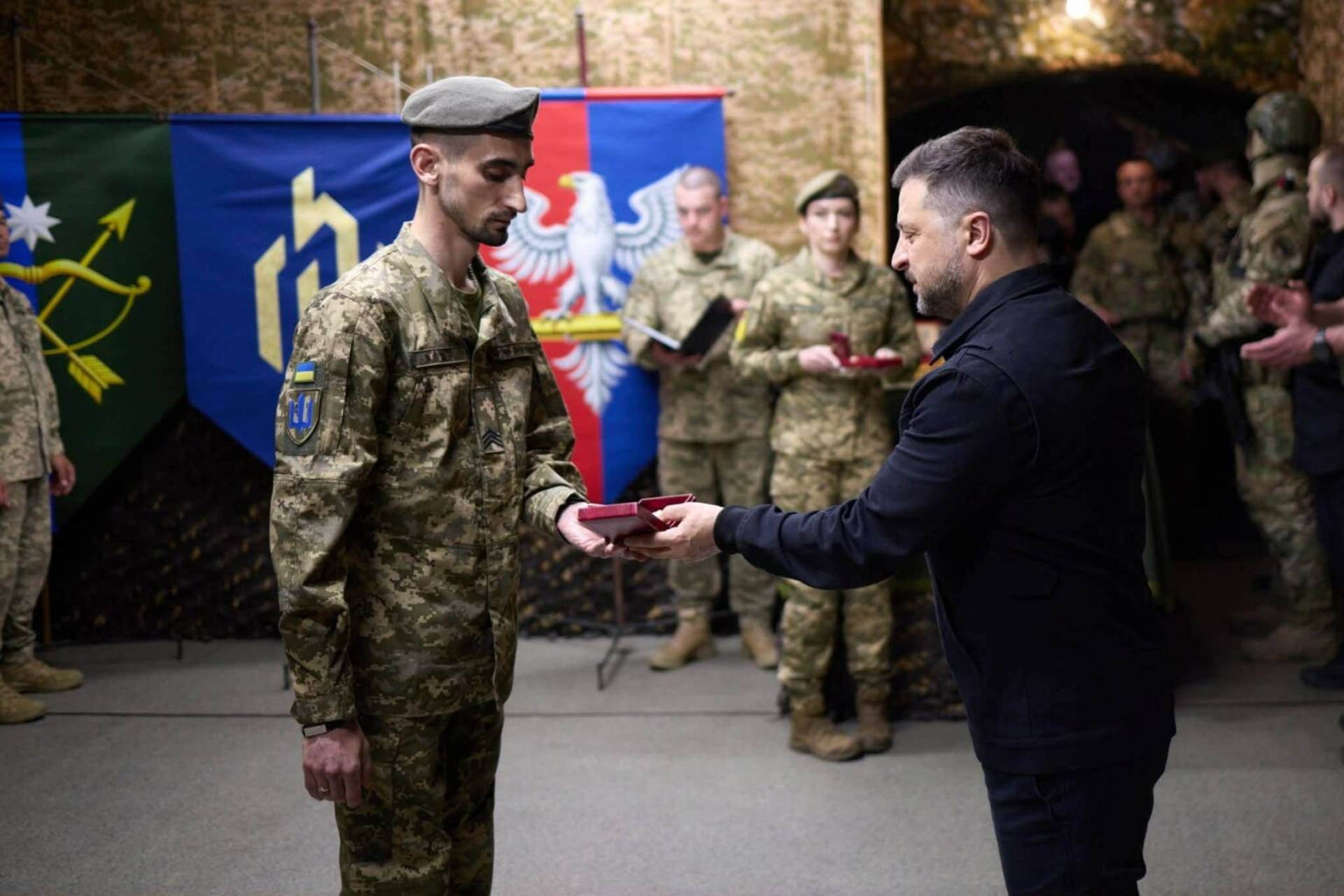 Володимир Зеленський вручив орден Олександру Єлисеєву з Хмільника