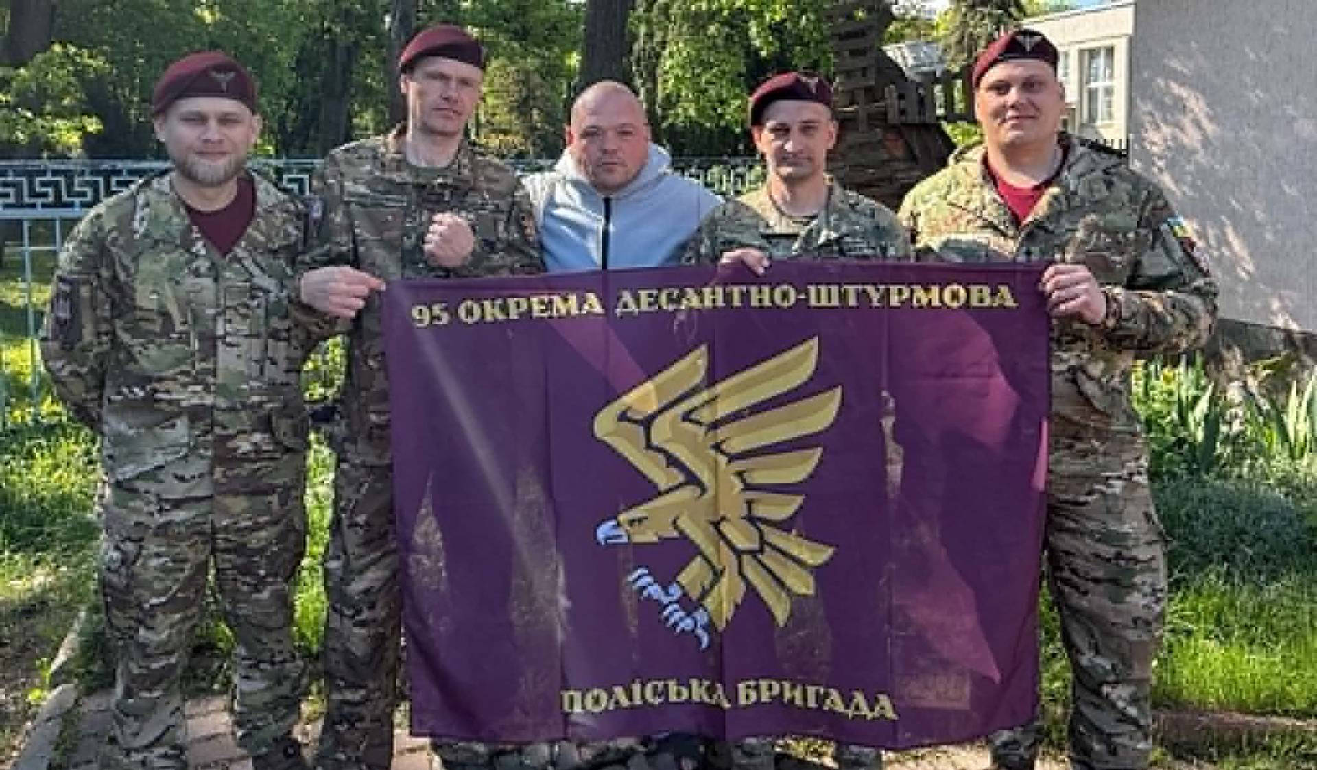 Ветерану Дмитру Добринову з Хмільника десантники вручили коїни ЗСУ