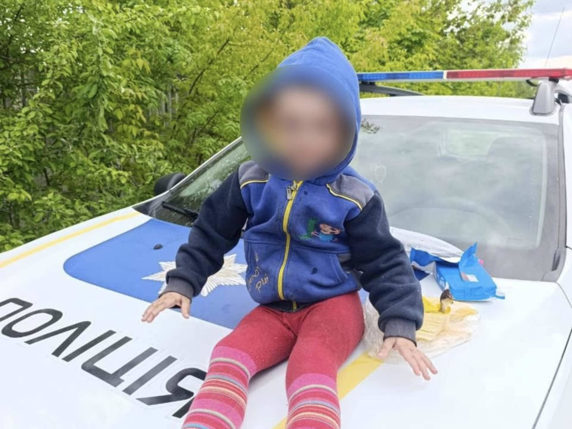В Хмільницькому районі поліцейський врятував 2-річного хлопчика, який сидів на залізничній колії