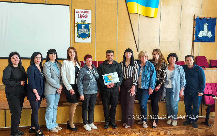 Працівники Хмільницької міської ради передали 150 тисяч на автівку для воїна-земляка