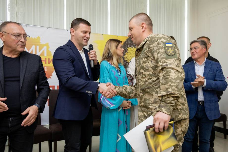 Микола Філонов разом із партнерами передали військовим 13 автомобілів та обладнання на майже 5 мільйонів гривень