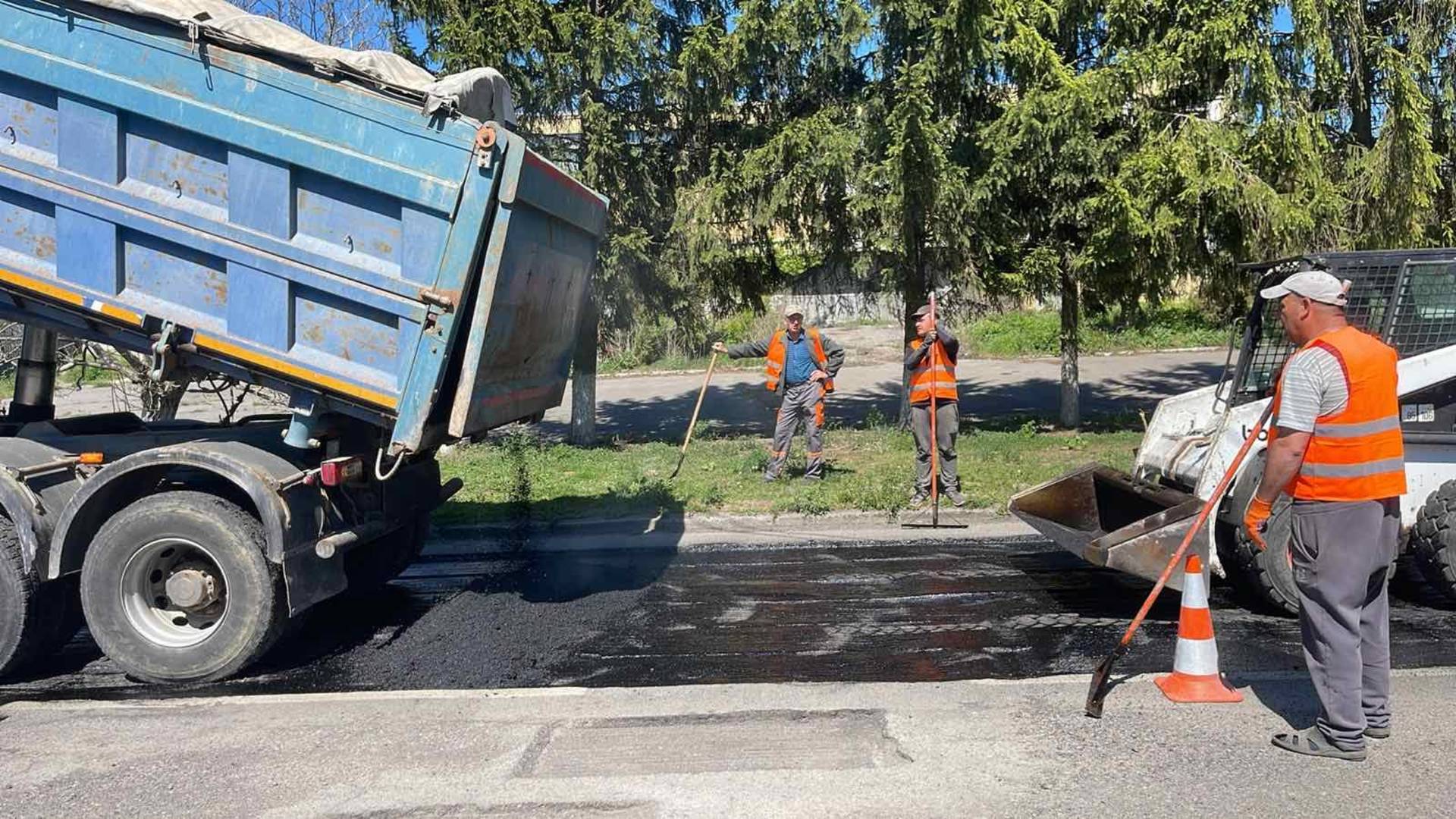 У Хмільнику тривають ремонтні роботи доріг