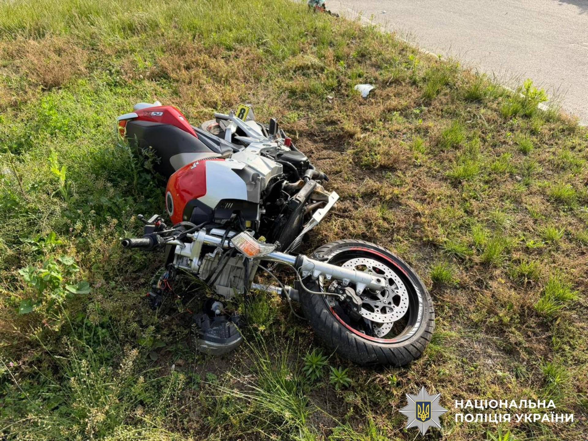 У Хмільнику п’яний мотоцикліст врізався в паркан: 16-річну пасажирку госпіталізували
