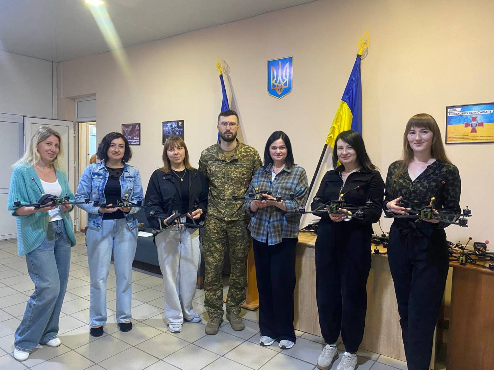 Працівники Хмільницького РТЦК та СП передали на фронт 18 дронів для бійців «Червоної калини»