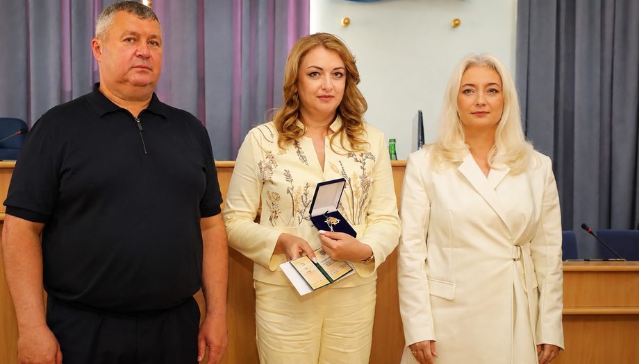 Директорку із Хмільника Ларису Дубову нагородили відзнакою «За заслуги перед Вінниччиною»