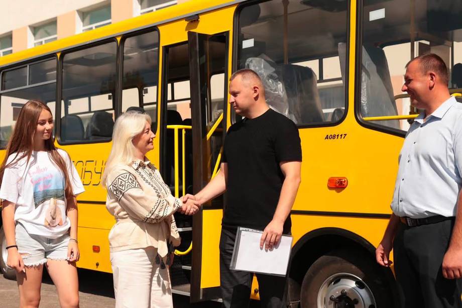 Уланівський та Війтівецький ліцеї отримали нові шкільні автобуси