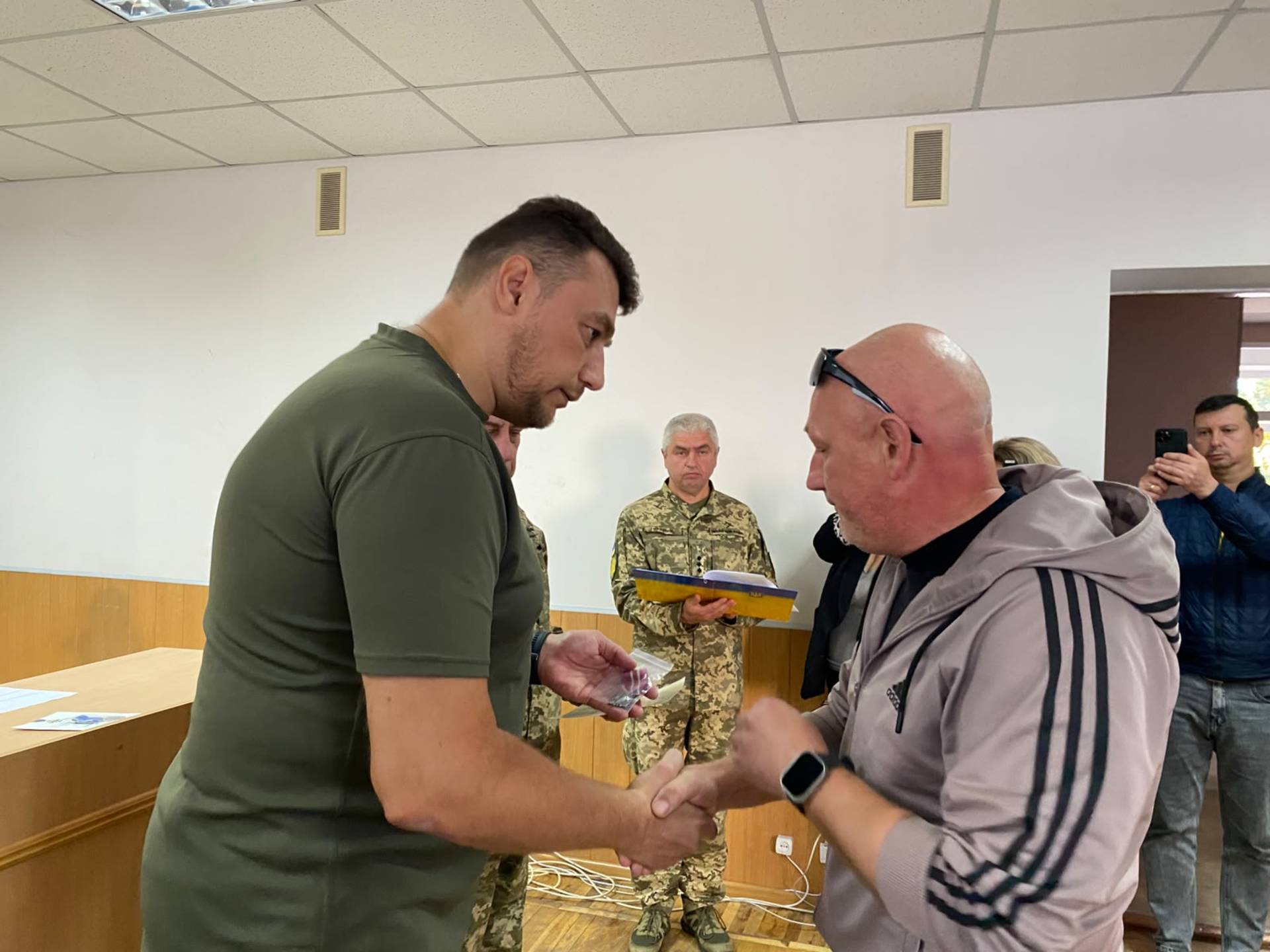 У Хмільнику двох військовослужбовців відзначили військовими нагородами