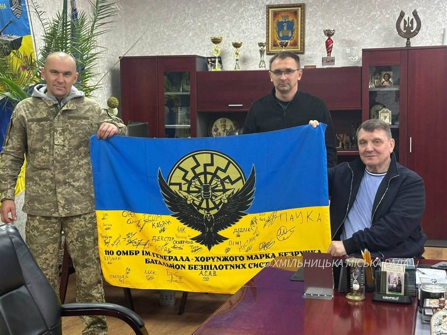 Хмільницька громада передала позашляховик для 110-ї механізованої бригади імені Марка Безручка 